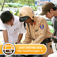 Bi-cong-an-thu-giay-phep-lai-xe-co-duoc-lam-thu-tuc-cap-lai-hay-khong