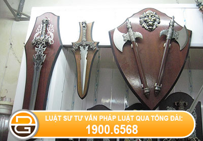 Mua-dao-kiem-ve-treo-trong-nha-co-vi-pham-phap-luat-khong2