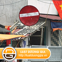 Thao-do-bien-bao-hop-thoai-o-cot-dien-co-bi-xu-phat-khong