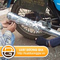 Thay-doi-ong-xa-xe-may-bi-phat-the-nao