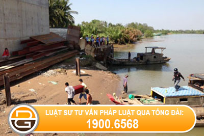 Xu-phat-hanh-vi-do-cat-be-tong-xuong-ven-song.jpg
