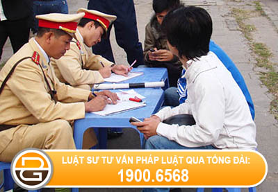 bi-cong-an-thu-giay-phep-lai-xe-co-duoc-lam-thu-tuc-cap-lai-hay-khong-