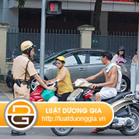canh-sat-giao-thong-duoc-dung-xe-khi-nao