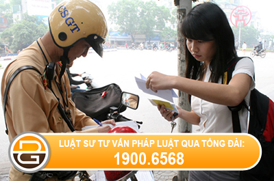 co-duoc-tham-gia-giao-thong-khi-da-bi-giu-giay-phep-lai-xe