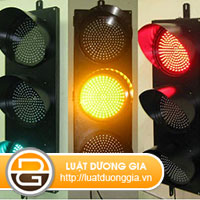co-duoc-vuot-den-vang-khi-tham-gia-giao-thong