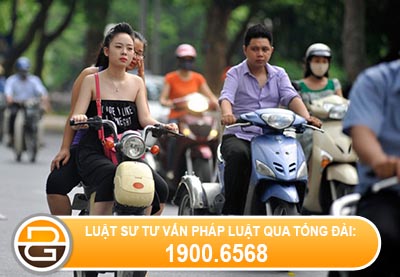 hoi-ve-dieu-khien-xe-dap-dien-di-nguoc-chieu-bi-phat-bao-nhieu-tien%281%29