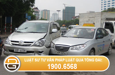 mo-cua-o-to-gay-tai-nan-phai-chiu-trach-nhiem-gi-