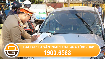 o-to-con-co-duoc-di-vao-lan-duong-cua-xe-khach-khong-