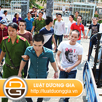 quyen-bat-giu-nguoi-gay-roi-can-tro-phien-toa