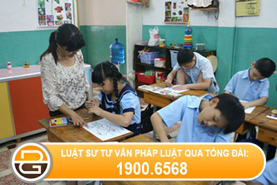 sa-thai-lao-dong-nu-dang-nuoi-con-om-nang.jpg