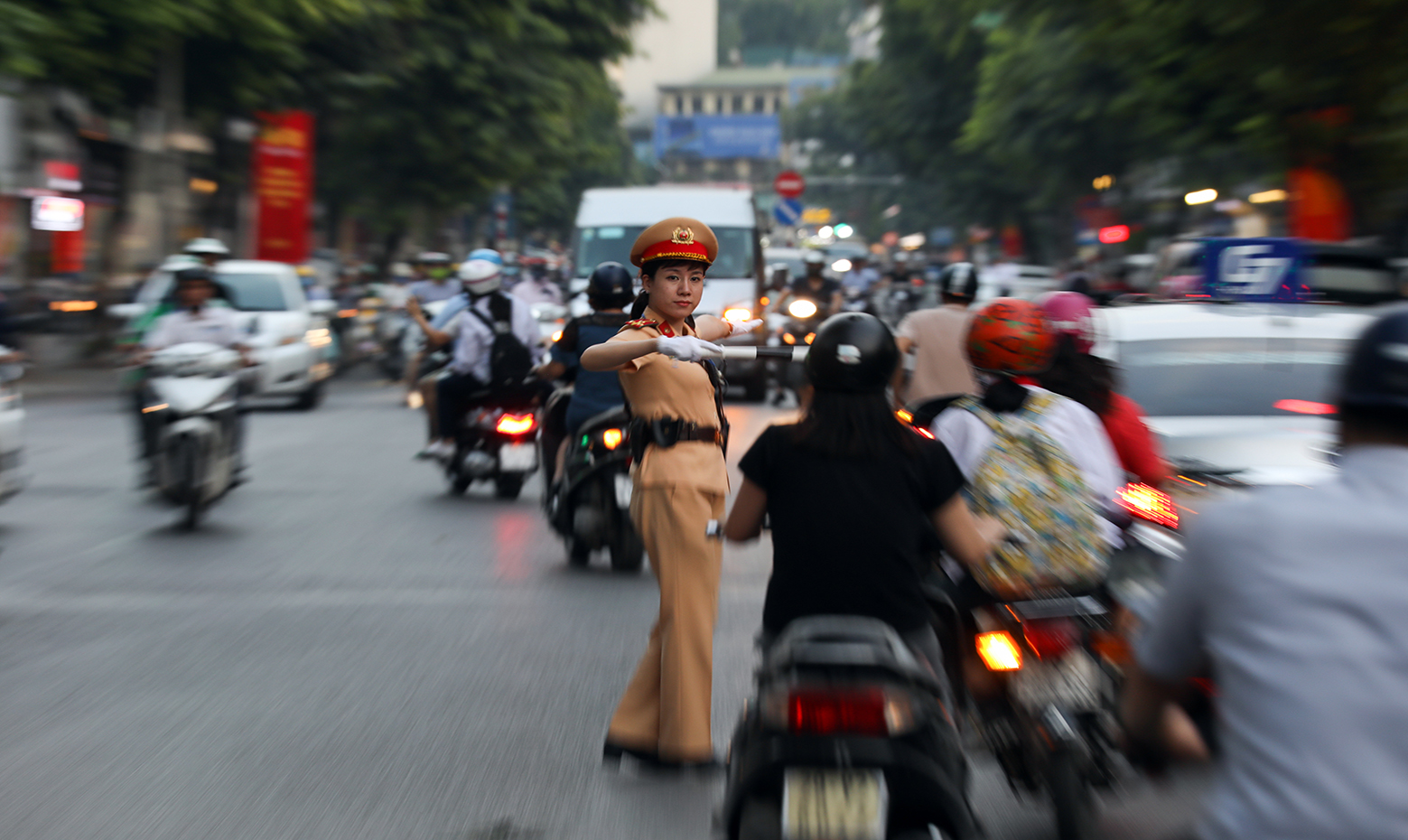 canh-sat-giao-thong-di-mot-minh-co-duong-quyen-dung-xe-va-tien-hanh-xu-phat
